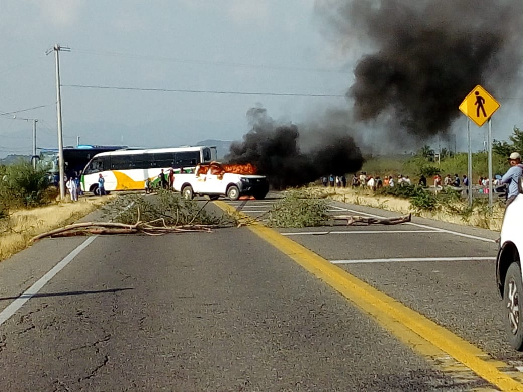 Autobús con 33 franceses a bordo queda retenido durante bloqueo en Puente Madera, Oaxaca