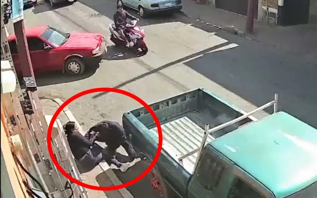 Mujer detuvo a asaltante hasta que llegó la policía #VIDEO