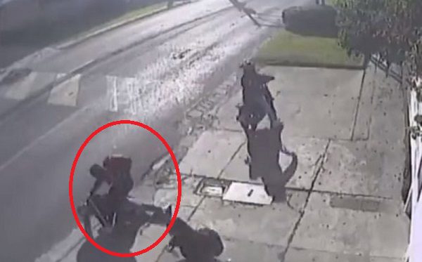 Joven se lanza a puñetazos contra asaltantes y logra que huyan #VIDEO