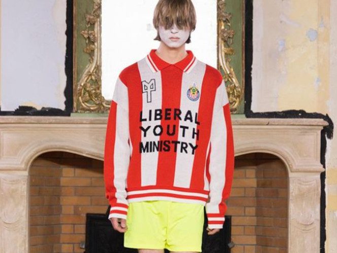 Playeras del Chivas del Guadalajara debutan en la Paris Fashion Week