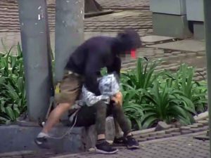 Ladrón le hace ‘llave china’ a menor para robarle su celular en calles de CDMX #VIDEO