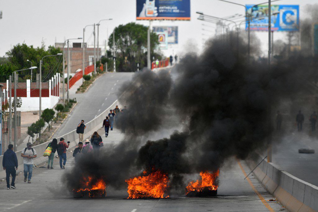 Disturbios y caos durante protesta masiva para exigir la renuncia de la presidenta de Perú