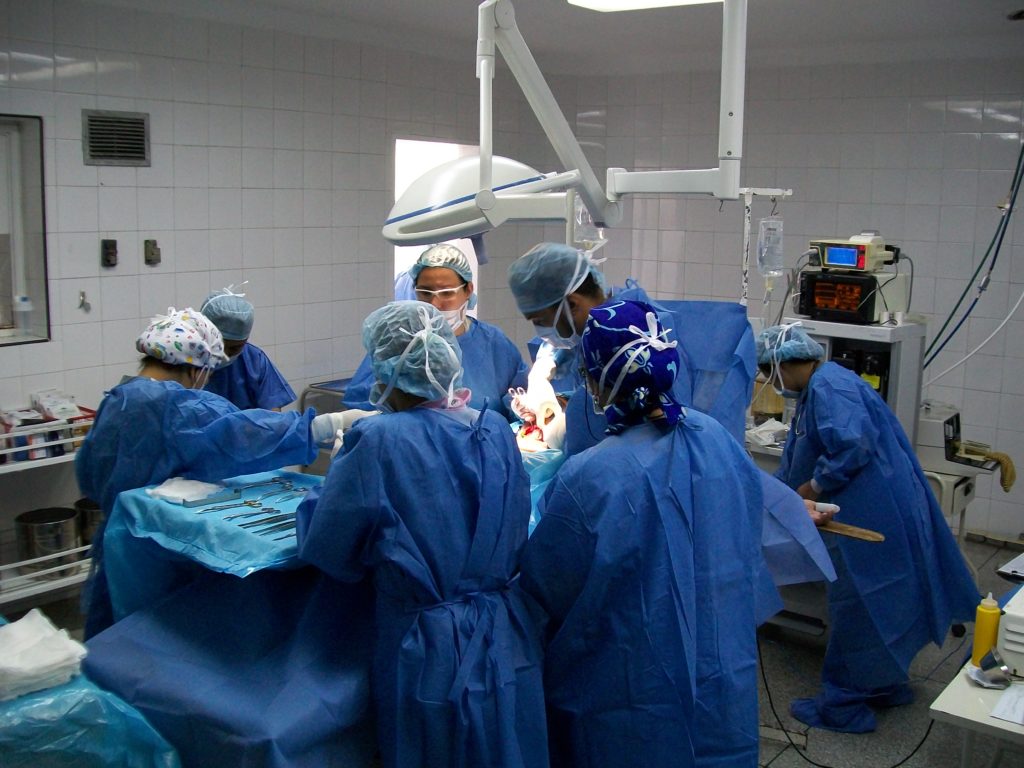 Personal dejó tijeras dentro de un adulto mayor tras cirugía en ISSSTE Querétaro