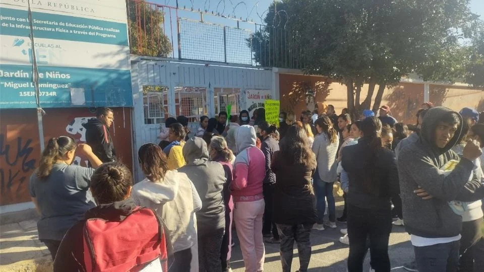 Padres denuncian a maestra de kínder en Chalco por abuso sexual a varios niños