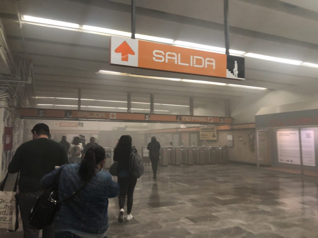 Reportan estallido y humo en estación Barranca del Muerto del Metro #VIDEOS