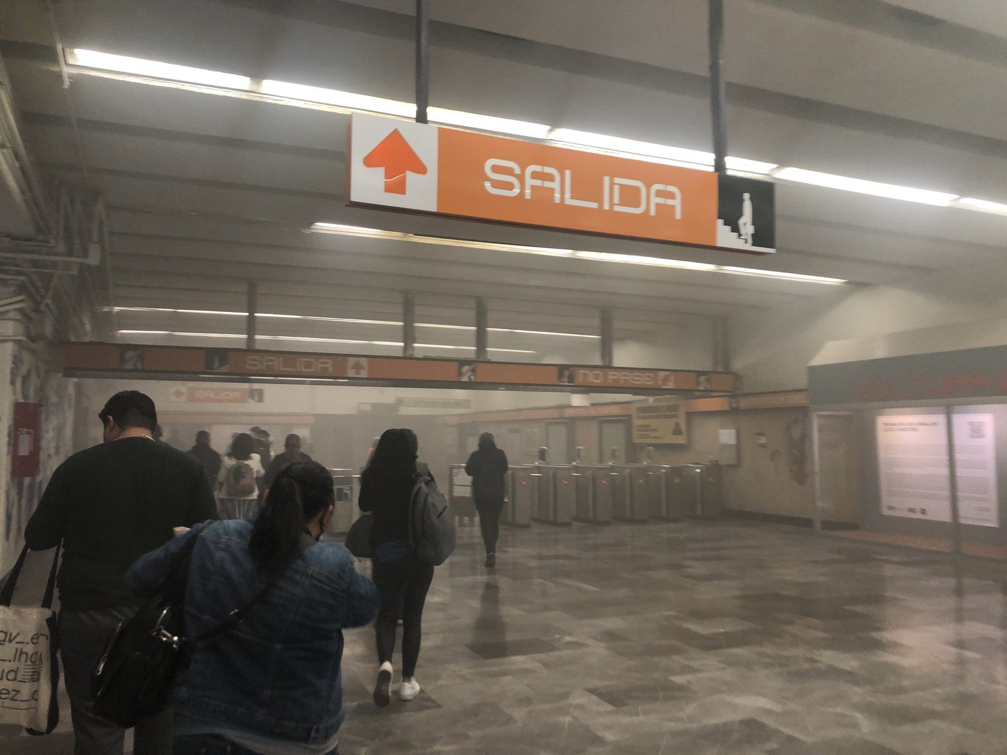 Reportan estallido y humo en estación Barranca del Muerto del Metro #VIDEOS