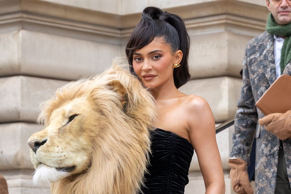 Tunden a Kylie Jenner por usar vestido con cabeza de león