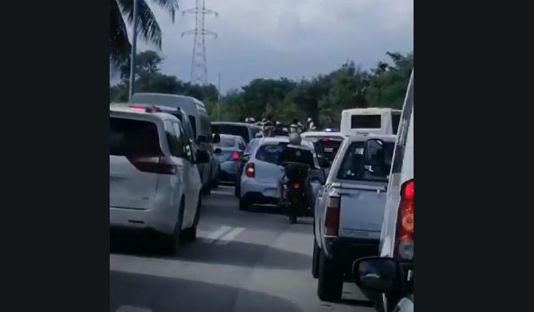 Taxistas bloquean la zona hotelera de Cancún tras conflicto por Uber
