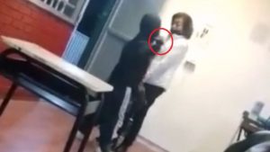 Alumna de secundaria en Guanajuato amenaza a su maestra con unas tijeras #VIDEO