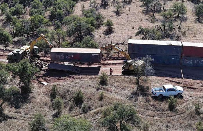 Arizona desmantela improvisado muro en frontera de EU y México