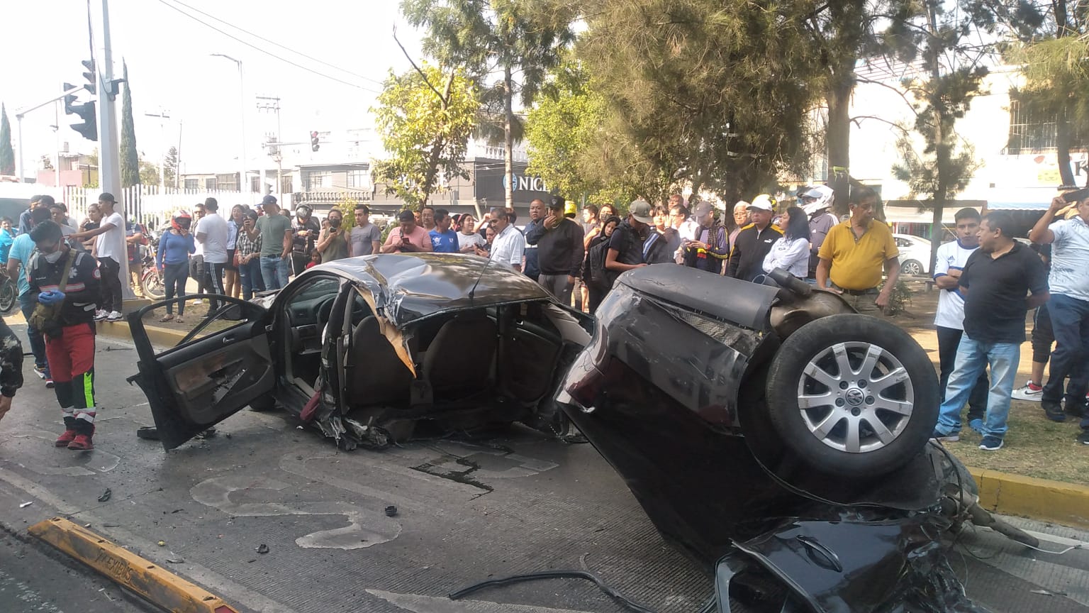 Auto se parte en dos por choque en Neza