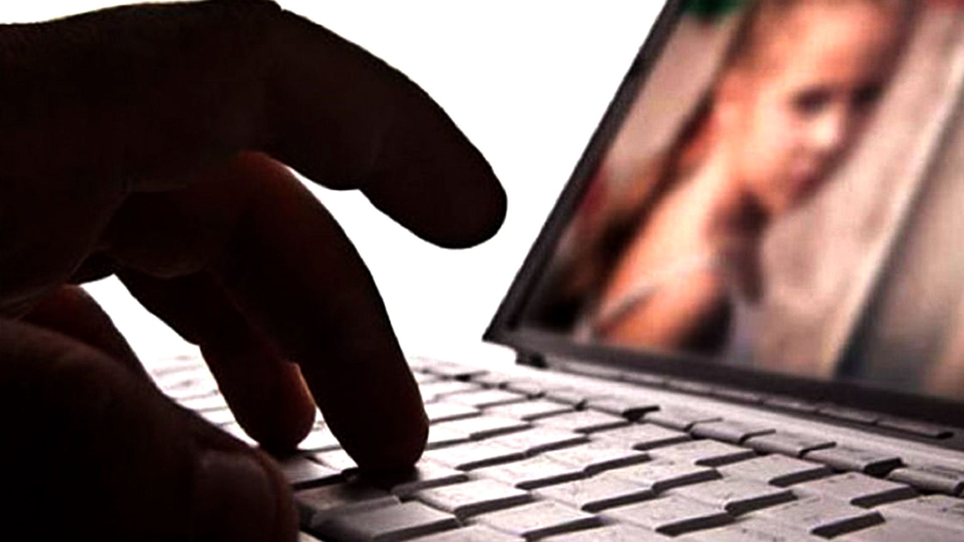 Cae adulto mayor con 80 mil fotos de pornografía infantil en Béarn, Francia
