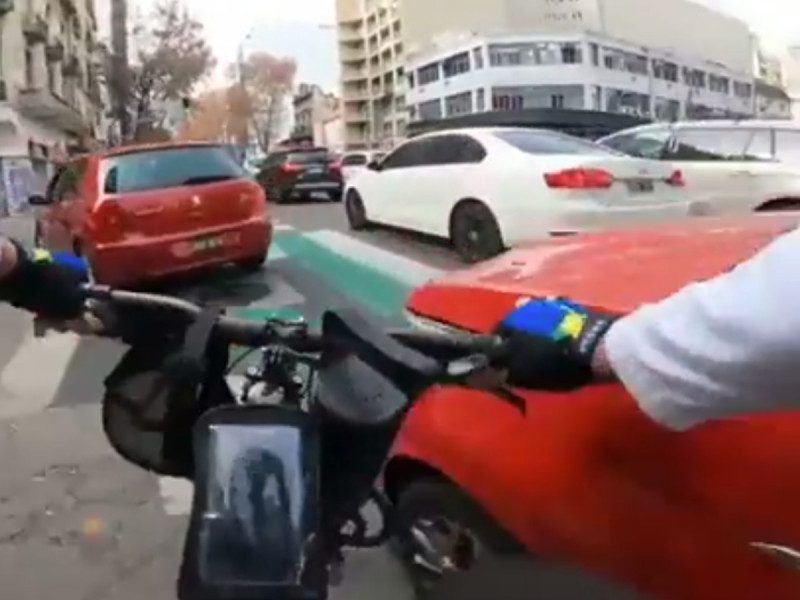 Ciclista choca contra automovilistas