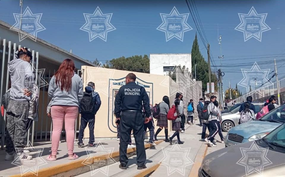 Detienen a adolescente afuera de secundaria de pachuca; llevaba un cuchillo y droga