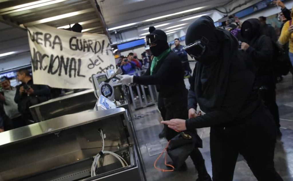 Encapuchadas protestan en el Metro Bellas Artes contra la GN