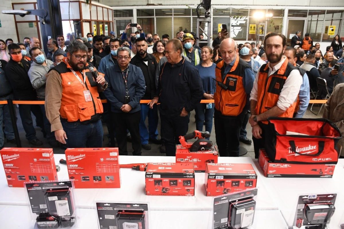 Entregan herramientas a trabajadores del Metro