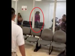 Extranjero causa destrozos en una oficina de migración del Aeropuerto de Cancún #VIDEO