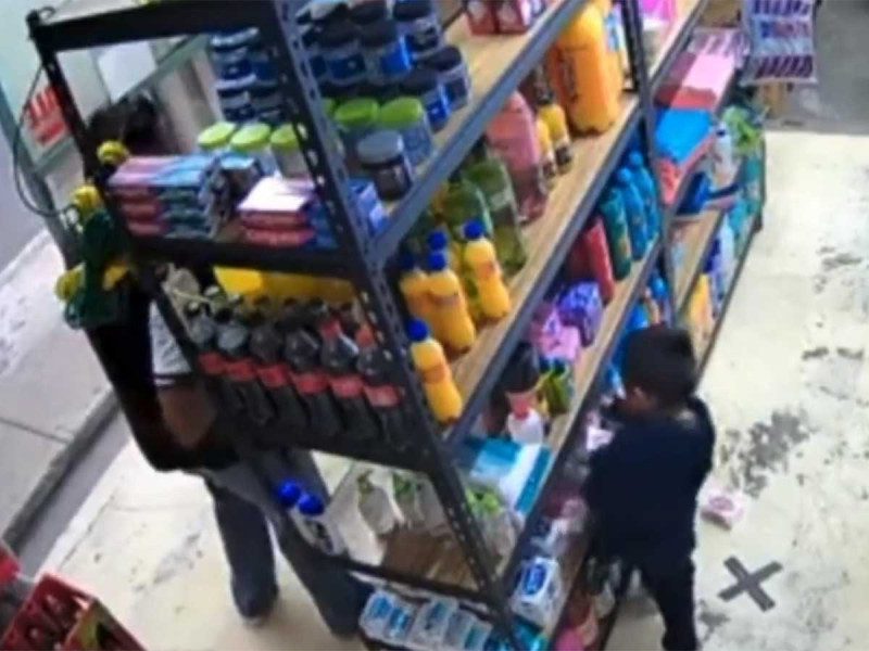 Familia roba una tienda de abarrotes en Edomex