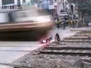 ¡De milagro! Hombre se salva de ser atropellado por un tren #VIDEO