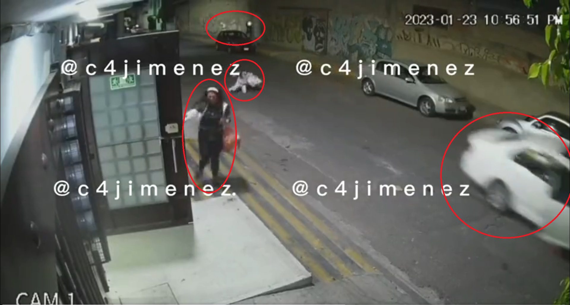 Huye cuando van a ejecutarlo, hieren a su esposa y su hija cae al suelo