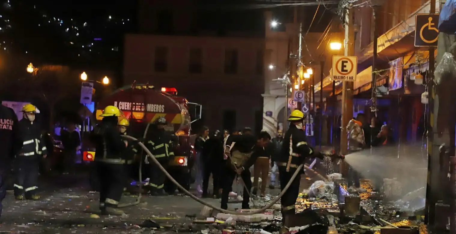 Incendio consume puestos de pirotecnia en un mercado de Pachuca