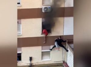 ‘Héroe de Sevilla’ trepa edificio y salva a familia de un incendio #VIDEO