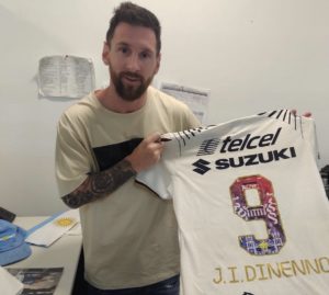 Lionel Messi posa y presume la camiseta de Pumas