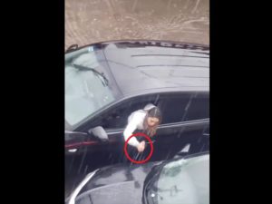 Tras decisión del juez, mujer apuñala el automóvil de su exmarido #VIDEO