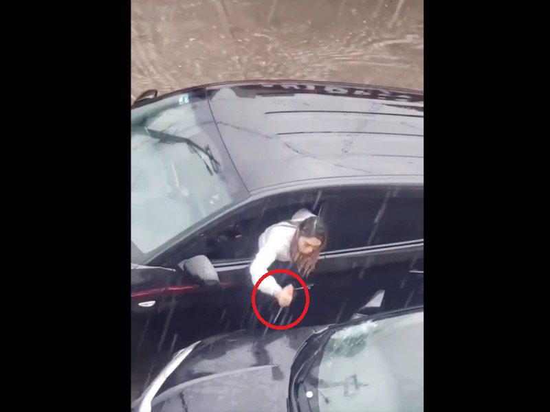 Mujer apuñala el automóvil de su exmarido