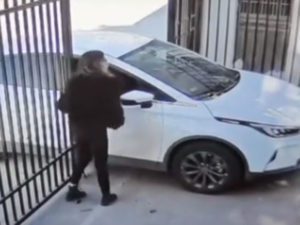 Mujer choca al querer pasar por un zaguán… ¡Más de dos veces! #VIDEO