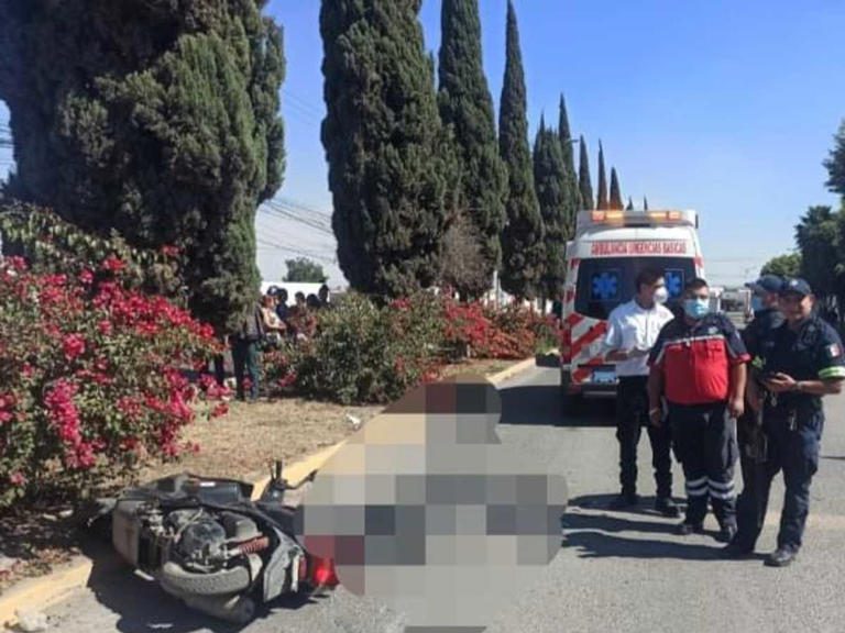 Mujer en una motoneta muere al ser arrollada por un tráiler en Tultitlán
