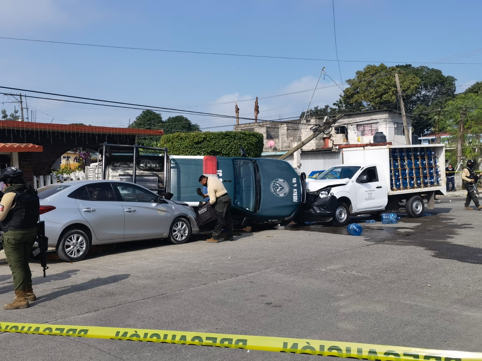 Patrulla de la Fuerza Civil provoca carambola en Tuxpan, Veracruz