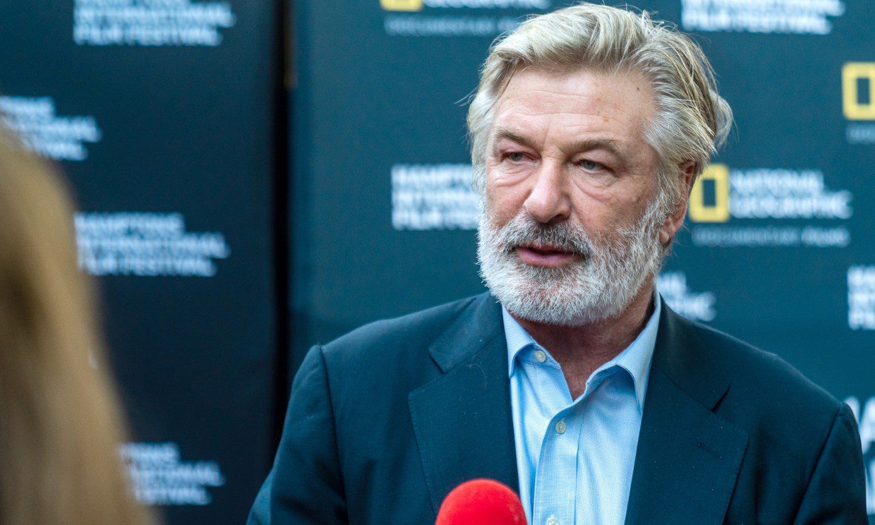 Presentan cargos formales contra Alec Baldwin por homicidio involuntario