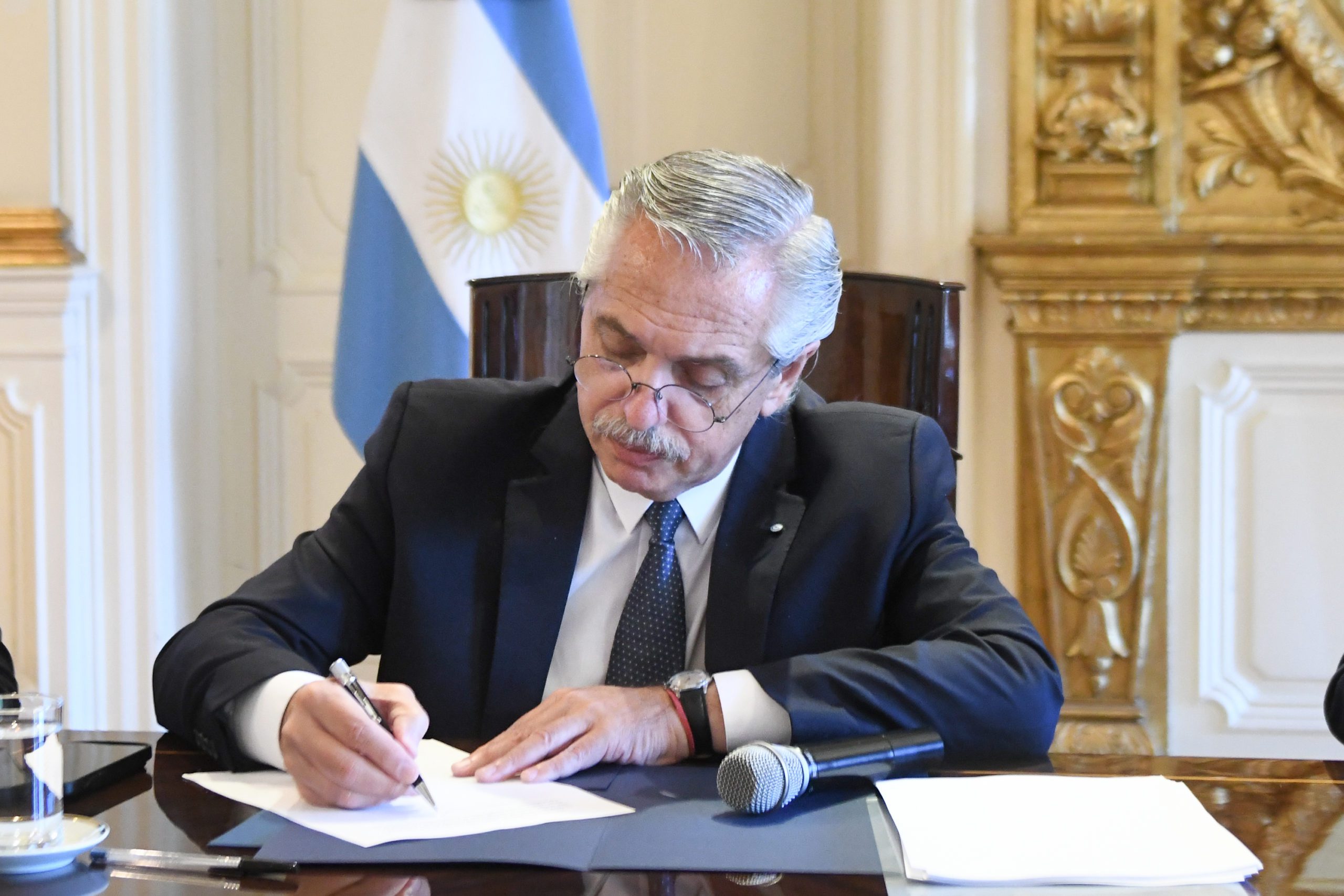 Presidente de Argentina busca iniciar juicio político contra los miembros de la Corte Suprema