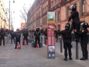 Resguardan Palacio Nacional por manifestación en contra de la presencia de la GN en el Metro; encapuchados lanzan bombas molotov #VIDEO  