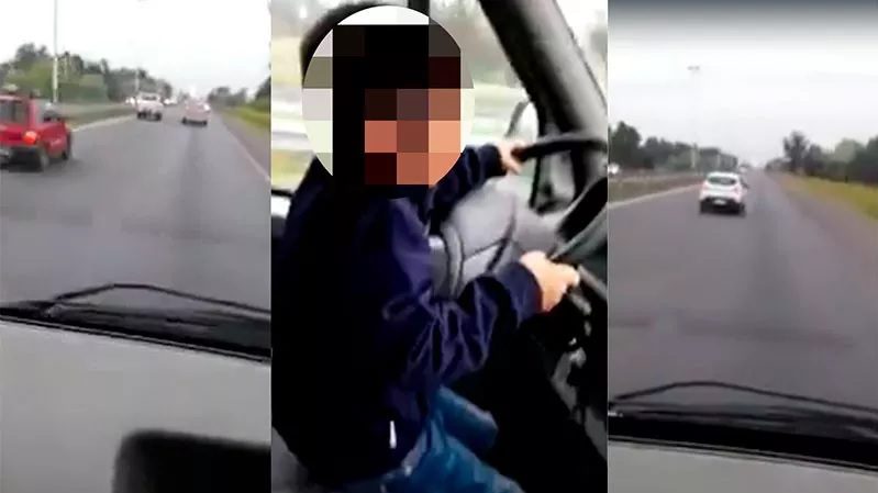 Sancionan a papá argentino por dejar a su hijo de 7 años manejar en la autopista