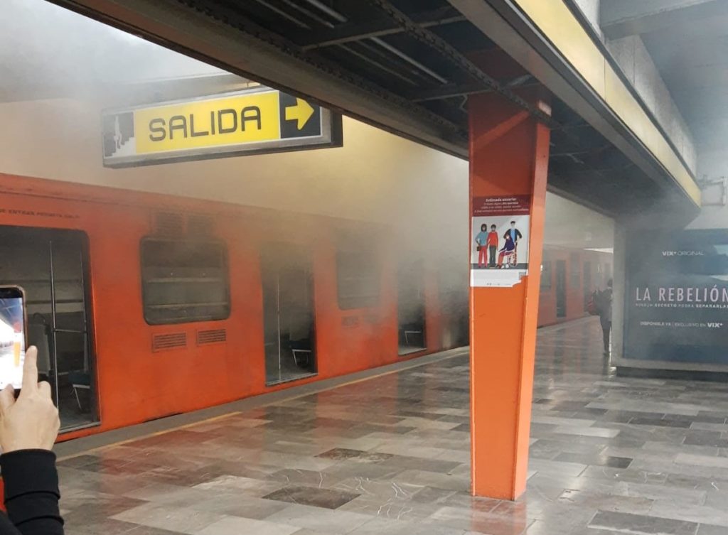 Se incendia un tren en Metro Politécnico de la Línea 5