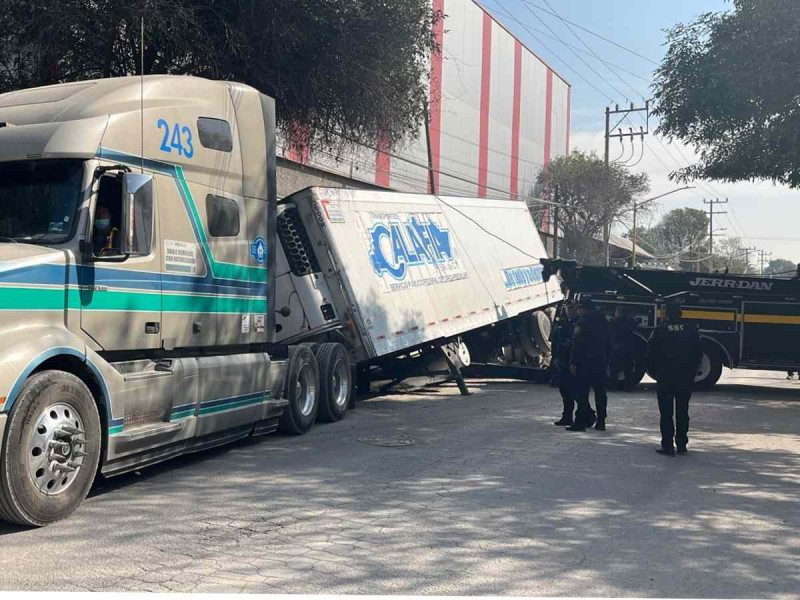 Tráiler cae en un socavón en Azcapotzalco