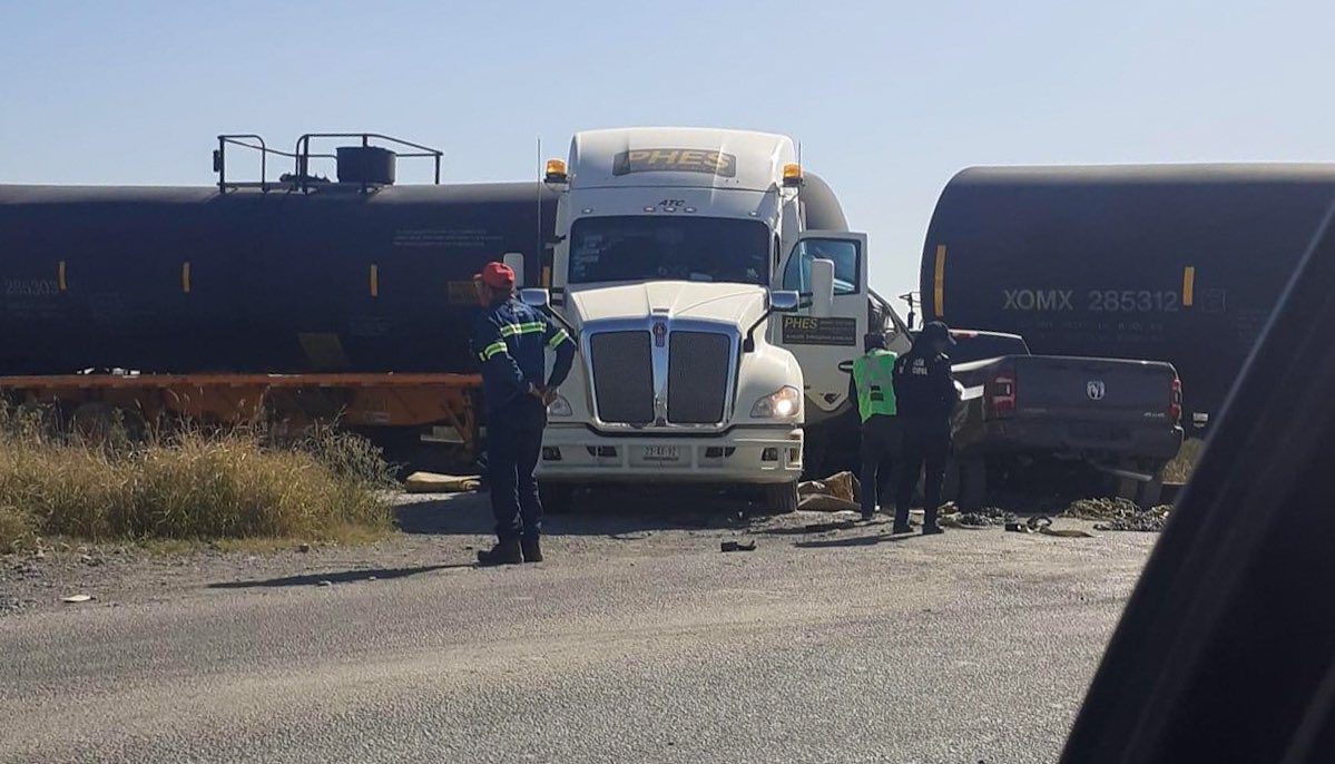 Tráiler embestido por un tren en NL