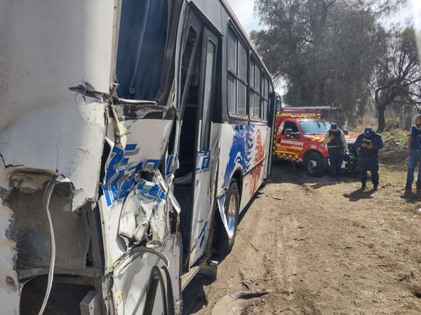 Tren en Tecámac golpea autobús de pasajeros que intentó ganarle el paso