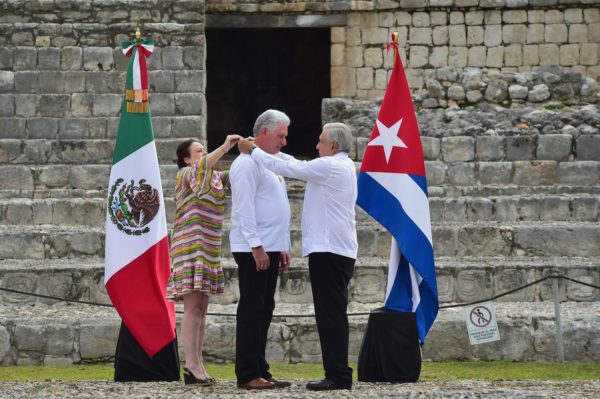 AMLO es fuertemente criticado por condecorar a Díaz-Canel.