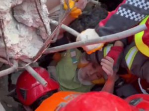 Tras 7 días niño es rescatado de los escombros en Turquía