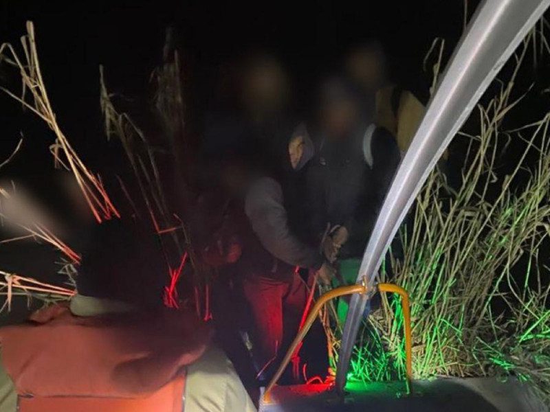 Rescatan a 11 migrantes de las frías aguas del Río Bravo