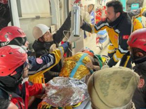 Tras una semana rescatan a mujer de 77 años de los escombros en Turquía