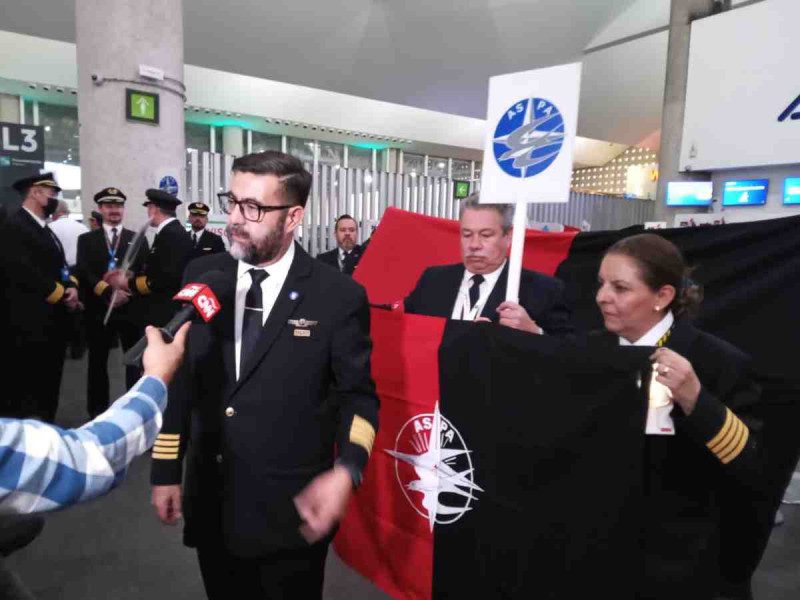 Huelga de trabajadores de Aeromar; ondean bandera rojinegra en AICM