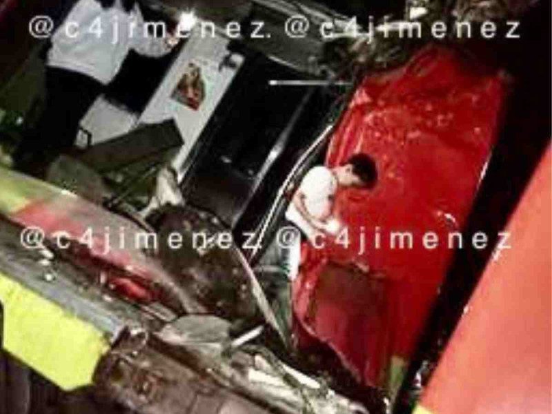 Niño juega en vagones chocados de la Línea 3 el Metro