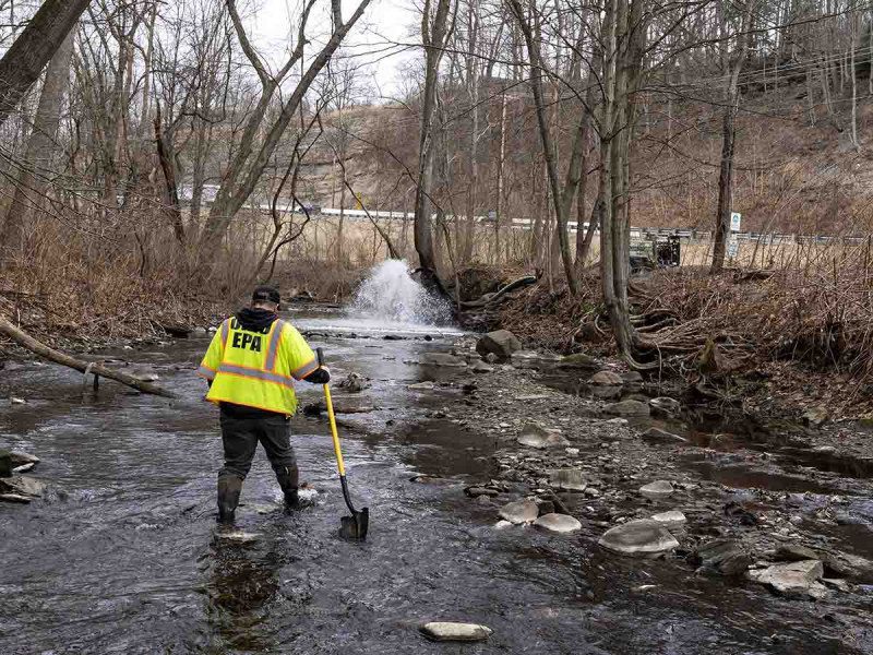 Ordena EE.UU. a compañía ferroviaria pagar por limpieza