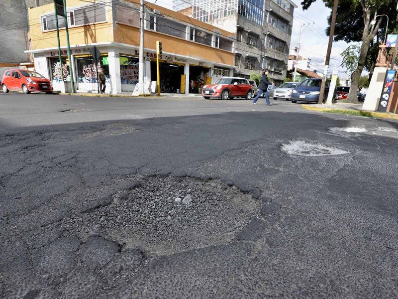 Invierten 40 mdp en programa de bacheo que no se nota en Toluca