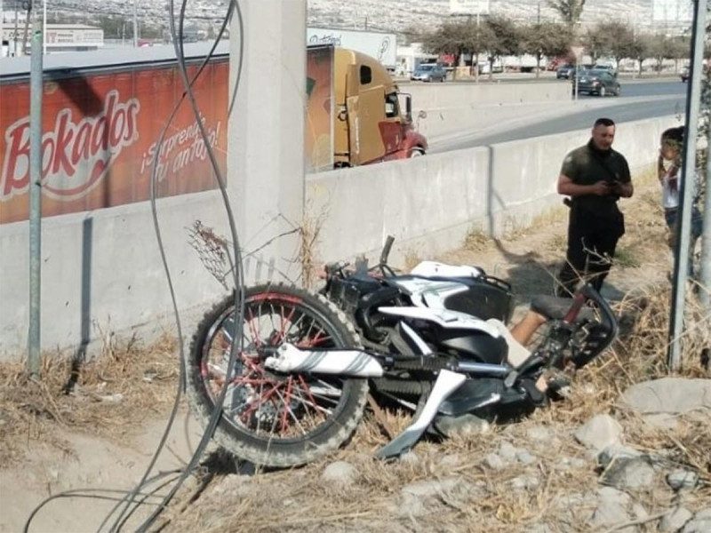 Roban moto y se estampan en un poste