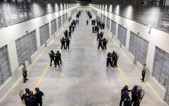 El Salvador inaugura la cárcel más grande de Latinoamérica, para 40 mil pandilleros